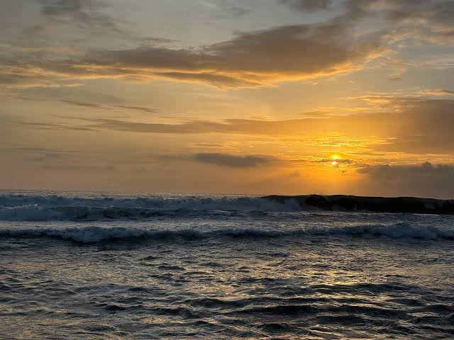 beautiful-sunset-with-ocean-waves-on-Indian-beach